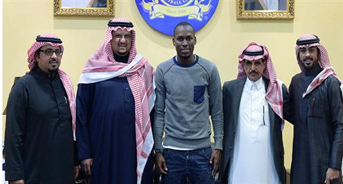 بالصور .. هوساوي يلحق بالسهلاوي ويُجدد تعاقده مع النصر لمدة أربع سنوات